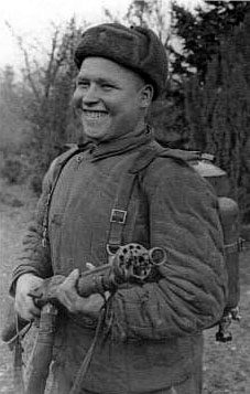 Коммунист-огнеметчик Гречишников уничтожил 30 гитлеровцев.jpg