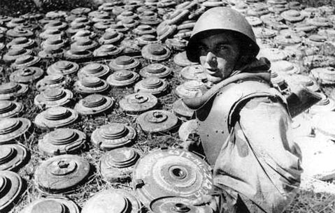 Младший сержант Червоняк у склада мин  захваченных у немцев.jpg