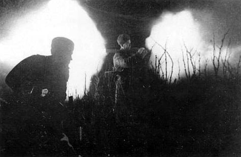 Старший сержант Киреев стреляет фаустпатроном во время ночного боя.jpg